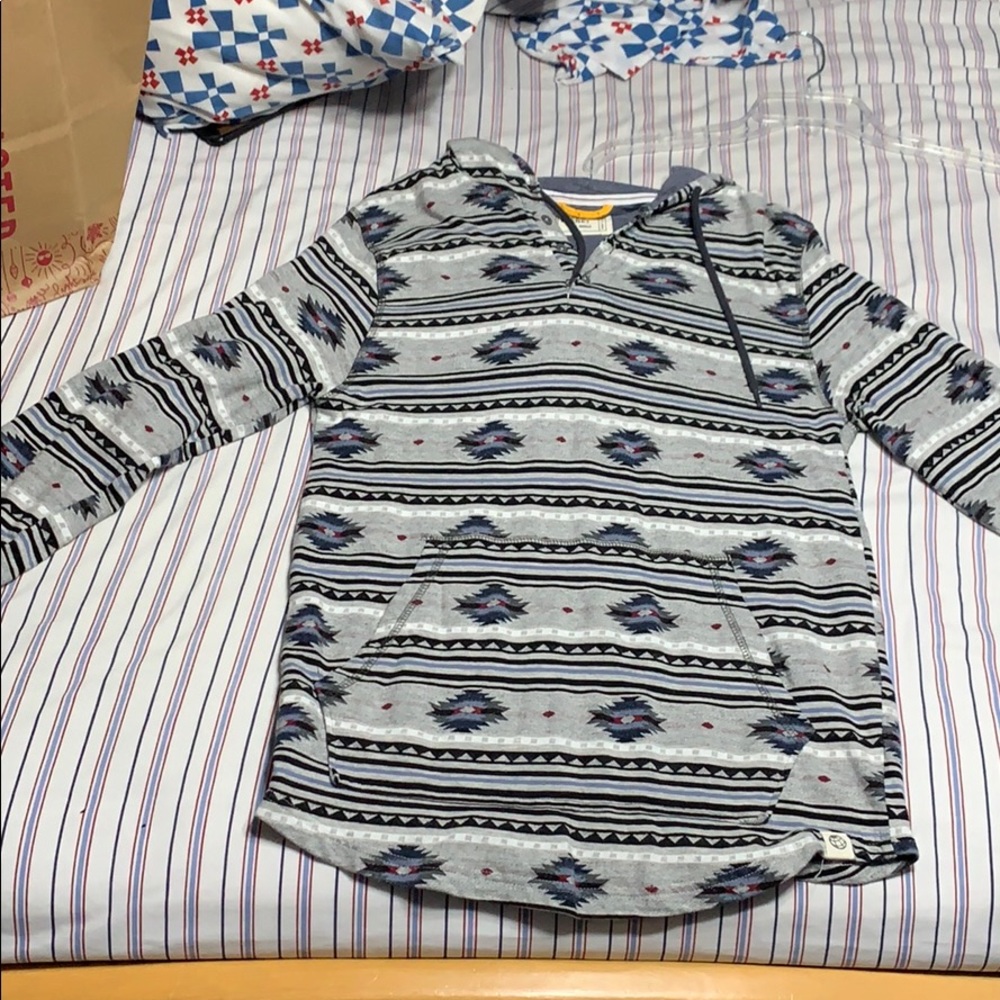 Pullover long sleeve with hoodie